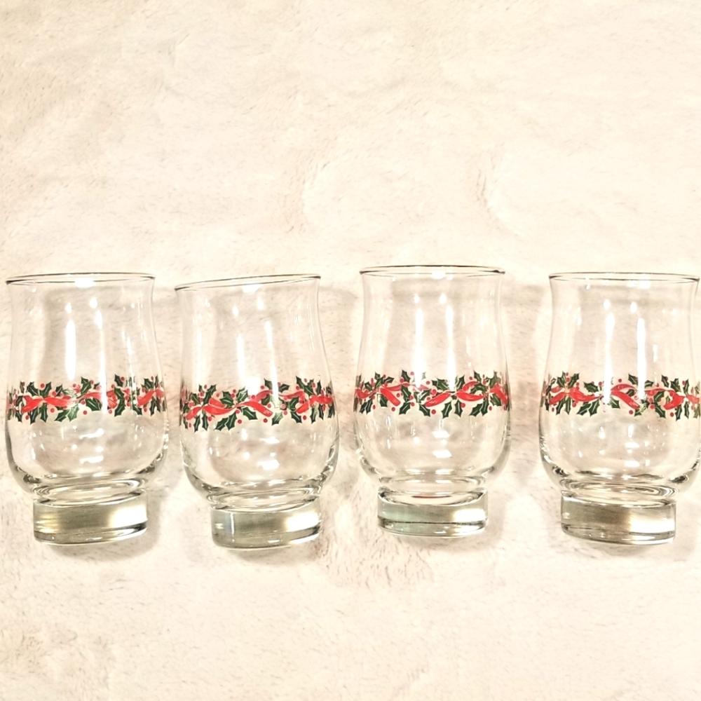 Set of 4 Christmas tumblers Mistletoe pattern w/trim